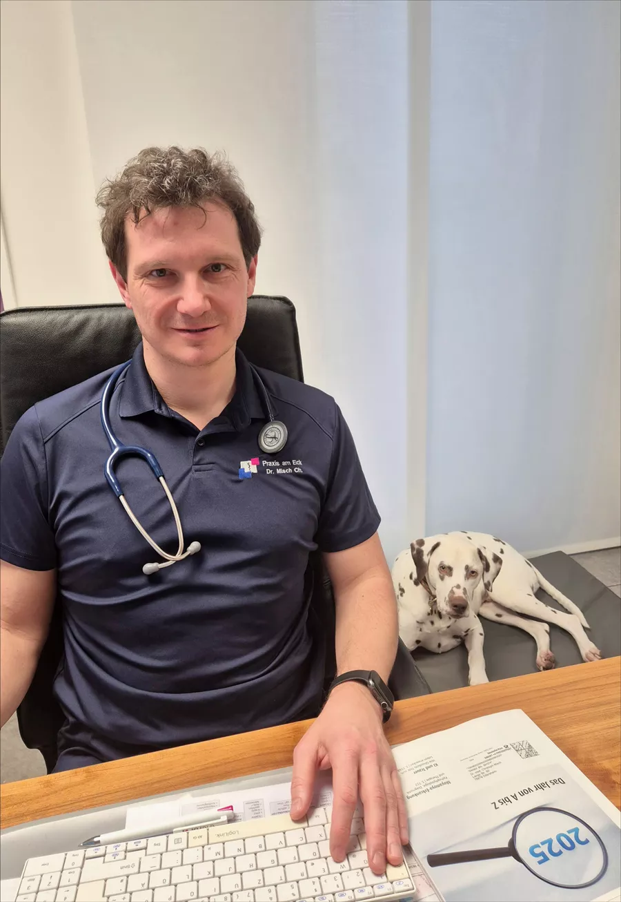 Bild zeigt Dr. Christoph Misch mit Therapiehund Bounty